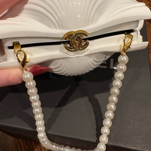 Limited Edition VIP Chanel White Shell Minaudière Clutch with Pearl & Gold Chain - Picture 4 of 10